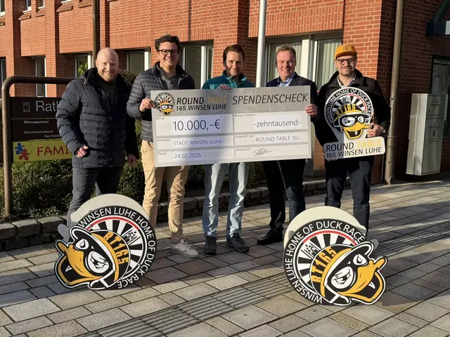 Mit dem Spendenscheck für die Wippenten (v. li.): David Harmeling (Vize-Präsident RT), Philip Langhoff (Past-Präsident RT), Hannes Röper (Präsident RT), Bürgermeister André Wiese und Norman Keil (Projektverantwortlicher RT) | Foto: Round Table 165 Winsen Luhe