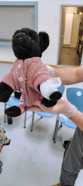 Auch der Teddybär musste verarztet werden | Foto: Verein