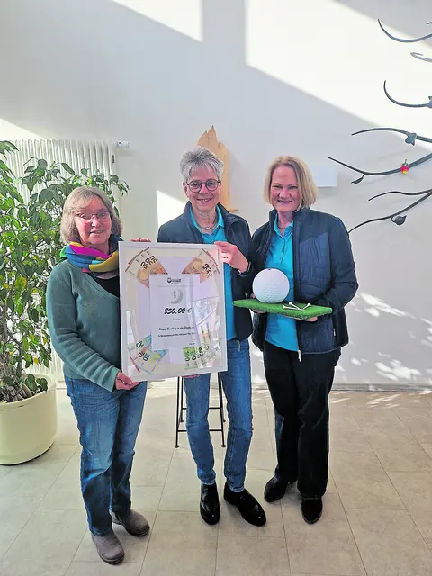 Bei der Spendenübergabe (v. li.): Roswitha Brandt (Hospiz), Barbara Wagner und Ute Dost (Birdies) | Foto: Hospiz Nordheide