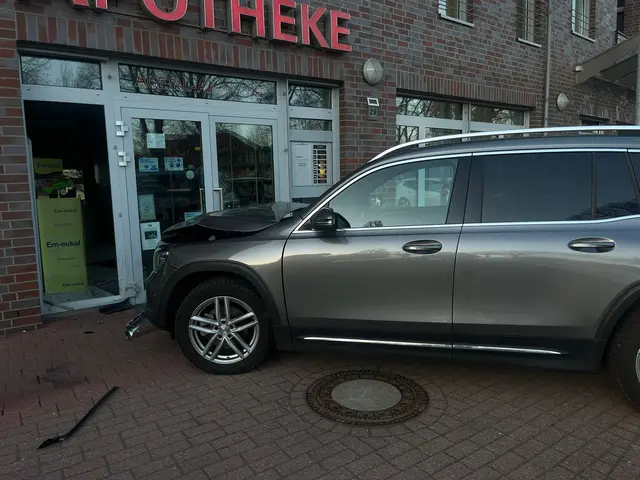 Ein 84-jähriger Autofahrer landete mit seinem SUV im Eingang einer Apotheke | Foto: Polizei