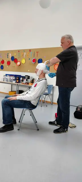 Die richtigen Handgriffe bei einer Behandlung wurden gezeigt | Foto: Verein