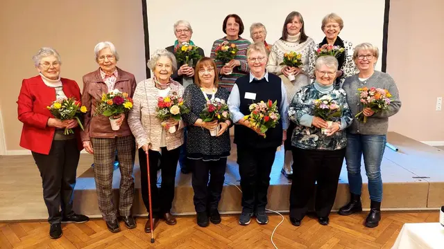 Geehrte und (Wieder-)Gewählte: (hi., v. li.) Marianne Eddelbüddel, Dorrit Schwabe, Marina Behr, Birgit Becker, Ingrid Heick sowie (vorne, v. li.) Anneliese Maack, Elli Eddelbüddel, Gisela Vick, Brigitte Peters, Dagmar Ehrhorn-Meyer, Magreta Albers und Karin Morysse | Foto: Landfrauenverein Brackel-Hanstedt