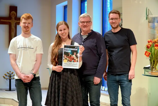 Jasper Ritter (v. li.), Sophia Hengelhaupt, Diakon Holger Kuk und Diakon Niklas Nadolny in der Lutherkirche Neu Wulmstorf | Foto: N. Nadolny