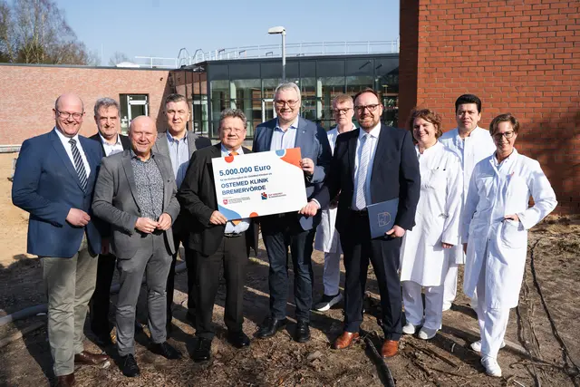 Minister Dr. Andreas Philippi (5. v. li.) bei der Übergabe des Förderbescheids in Bremervörde | Foto: OsteMed Klinik