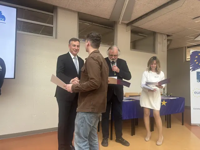 David Mc Allister (v.l),  Mit Carsten Schröder und Antje Pape gratulierten den Schülern und Schülerinnen | Foto: sts