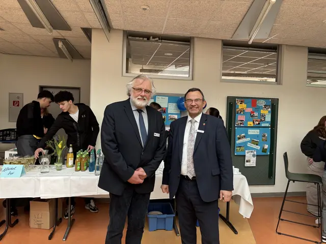 Schulleiter Carsten Schröder mit dem Ersten Kreisrat des Landkreises Stade Thorsten Heinze | Foto: sts