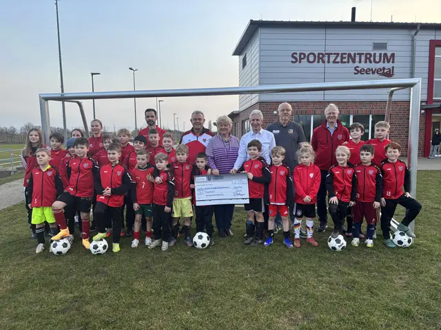 Spielerinnen und Spieler des TuS Fleestedt mit Benni Sommerfelt (v.li., Traner U8), Stefan Frommann, Berit Rothe (beide Vorstand TuS Fleestedt), Landrat Reiner Rempe, KSB Vorsitzender Uwe Bahnweg, Martin Rothe (Vorsitzender TuS Fleestedt) | Foto: KSB Harburg-Land