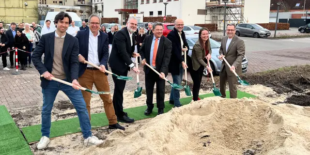 Symbolischer erster Spatenstich für den Anbau der Klinik Dr. Hancken in Stade | Foto: Daniel Beneke