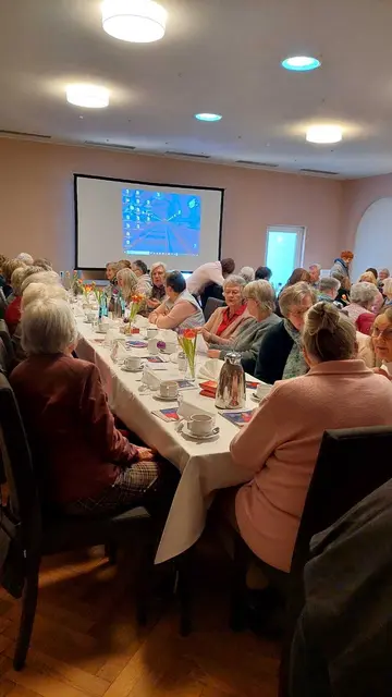 Die Kaffeetafel wurden von den Landfrauen zum geselligen Klönschnack genutzt | Foto: Landfrauenverein Brackel-Hanstedt