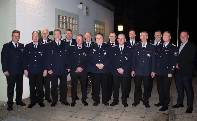 Die Geehrten mit (v. re.) Bürgermeister André Wiese , dem stellv. Stadtbrandmeister Jens-Peter Wreide sowie Ortsbrandmeister Stefan Heick (li.) | Foto: Burkhard Giese
