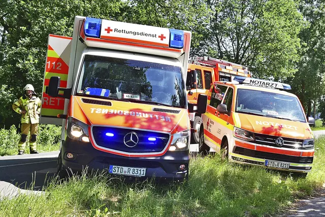 Ein Notarzt-Fahrzeug und ein Rettungswagen im Einsatz. Die Rettungswagen sollen durch den Einsatz sogenannter Notfalltransportwagen entlastet werden | Foto: Daniel Beneke/LK Stade