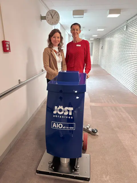 Agnieszka Pawlicki (v. li.) und Ewa Organista freuen sich über die nachhaltige Hightech-Reinigungsmaschine für die Krankenhäuser, die chemiefreie Bodenreinigung gewährleistet | Foto: DLG gGmbH