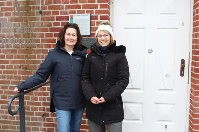 Susanne de Bruijn (li.) und Nicole Kaatz freuen sich über die neue Sanitäranlage im Kloster Harsefeld | Foto: sb