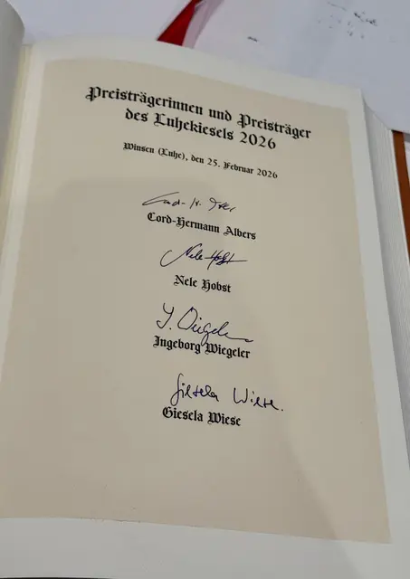 Die Preisträger trugen sich auch in das Goldene Buch der Stadt Winsen ein | Foto: Stadt Winsen