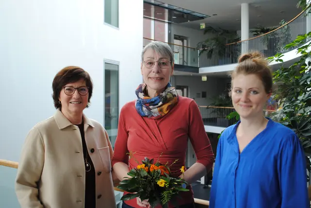 Bürgermeisterin Katja Oldenburg-Schmidt (v.li.), Elisabeth Brörken und Juliana Weiß, Fachgruppenleiterin Soziales, Wohnen und Senioren | Foto: Hansestadt Buxtehude