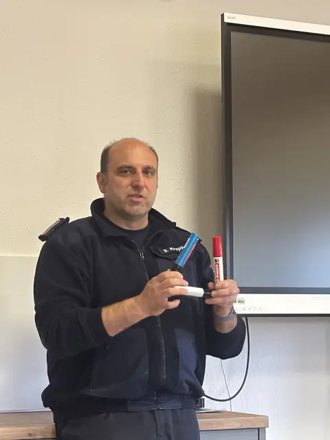 Brandschutzerzieher Stefan Kropka während des Unterrichts | Foto: sts