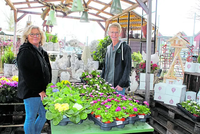 Marktleiterin Sonja Michaelis (re.) und ihre Mitarbeiterin Stefanie Klinkmann mit ersten blühenden Frühlingsboten | Foto: sb