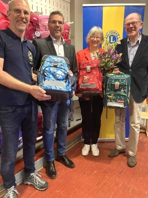 Die Organisatoren der Lions-Schulranzen-Hilfe: Klaus Cohrs (Lions Club, Kindergartenbeauftragter), Jens Papke (Präsident Lions Club), Carola und Dr. Heinrich Quast | Foto: Lions Club Harsefeld