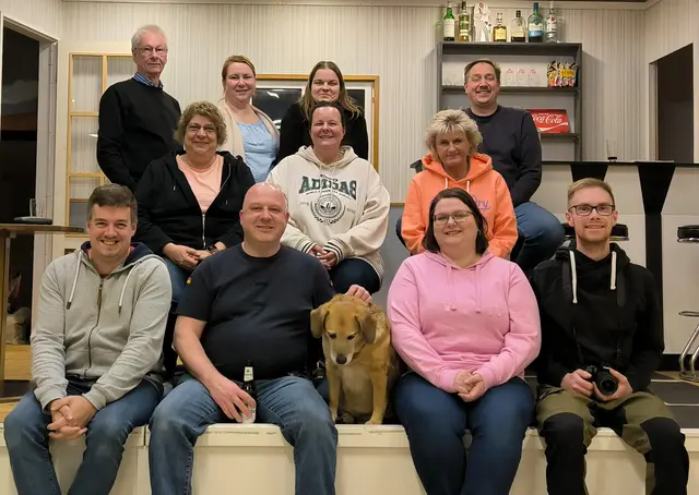 Das Königsmoorer Theaterensemble: Hintere Reihe v. li.: Herbert von Schassen, Desirée Tollmien, Alina Rook, Marcus Tollmien; Mitte (v. li.): Bianca Erdmann, Birgit Matthies, Hilke Martens; Vorne (v. li.): Holger Lührs, Tobias Ahrens, Luzie, Sabrina Lührs, Daniel Behrens | Foto: Lührs