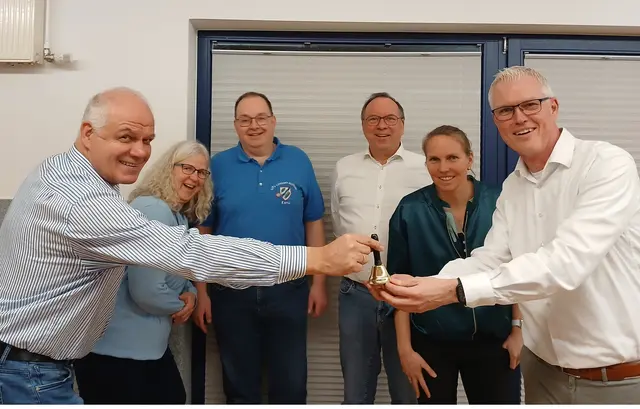 Als „Symbol der Macht“ übergab der ehemalige Vorsitzende Rolf Gevers (li.) die „Sitzungsglocke“ an Nachfolger Oliver Stein (re.). Sozialwartin Conny Schadt (v. li.), Finanzwart Christoph Mülder, ehrenamtlicher Geschäftsführer Arne Faust und zweite Vorsitzende Kristiane Heuser schauten zu | Foto: MTV Luhdorf-Roydorf