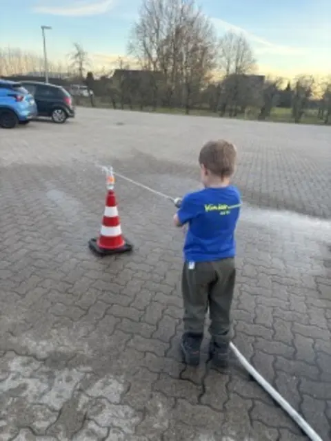 Erste Übungen für die Kinder | Foto: sts