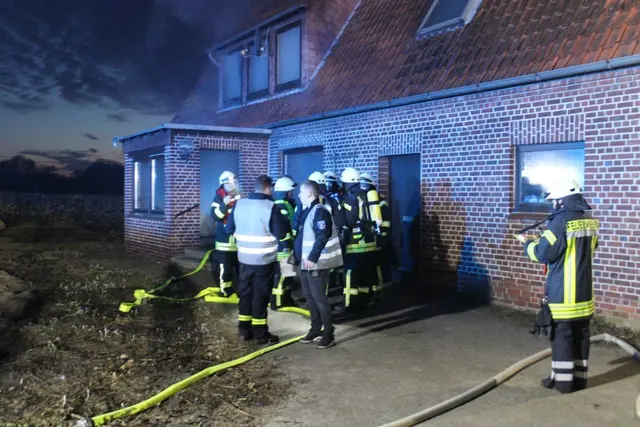 Bei der Übung galt es u.a., fünf Personen aus einem brennenden Haus zu retten | Foto: Jürgen Bockelmann