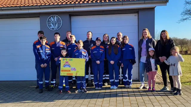 Die Jugendfeuerwehr Otter ist glücklich über die großzügige Spende des benachbarten Kindergartens | Foto: sh