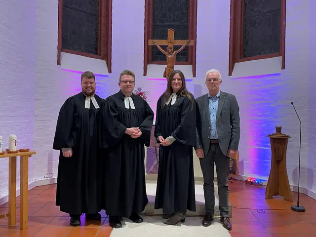 Gratulation zur Amtseinführung (v. li.): Pastor Manuel Ziggel, stellv. Superintendent Hans Georg Wieberneit, Pastorin Raphaela-Catina Gerlach und Thomas Burmester vom Kirchenvorstand | Foto: Kirchenkreis Winsen