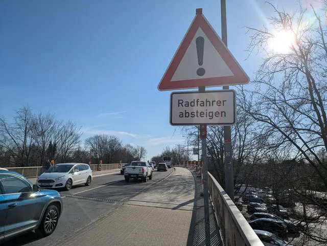 Die Radfahrer müssen auf der Canteleu-Brücke auf die Fahrbahn ausweichen | Foto: Stadt Buchholz