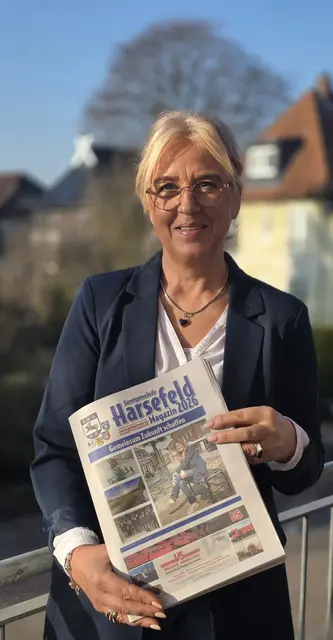 Unsere Mediaberaterin für Harsefeld Mona Brunnert hält die neuste Ausgabe des Harsefeld-Magazin stolz in ihren Händen.  | Foto: Juliett Schinner