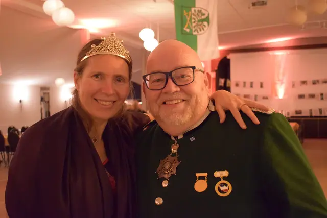 Königin Viola Ende-Bredemeier und SM Ralf "der klare Oldesloer" Ende haben ihren Königsball genossen | Foto: Laura Reinecker