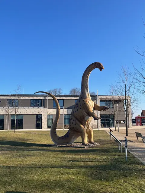 Apatosaurus „Lisa“ steht nun auf dem Rathausplatz | Foto: Sandra Schuhmann