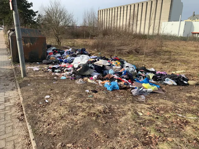 Die Stadt will jetzt mit weiteren Maßnahmen gegen die Müllberge vorgehen - hier in der Maurerstraße | Foto: Ulrich Gronau