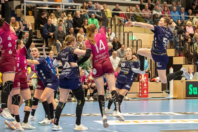 Lin Lück (re.) hat sich in der Buxtehuder Abwehr bewährt | Foto: Ralf Hasenbeck