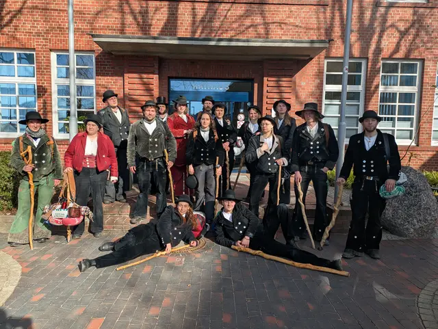 16 Wandergesellen und Wandergesellinnen aus verschiedenen Gewerken machten Station im Buchholzer Rathaus. Dort erhielten sie den traditionellen Stempel für ihr Wanderbuch, bevor ihre Reise weiterging | Foto: Stadt Buchholz