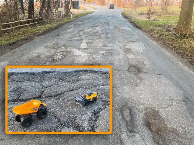 Viele Straßen sind nach dem harten Winter in einem schlimmen Zustand. Eigentlich wäre eine umfassende Sanierung erforderlich, doch derzeit ist nur Flicken mit Kaltasphalt möglich  Fotos: nib | Foto: nib
