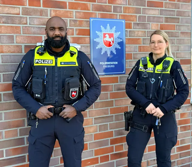 Polizeioberkommissar Saghanath Theivendiran (34) hat
seinen Dienst bei der Polizeistation in Freiburg angetreten und wird Polizeioberkommissarin Melanie Wehenkel für ein halbes Jahr unterstützen | Foto: Polizeiinspektion Stade