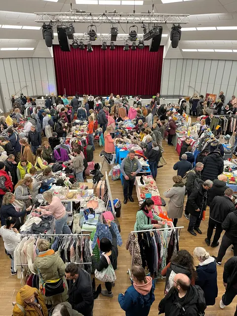Der beliebte Nachtflohmarkt in der Burg Seevetal | Foto: Gemeinde Seevetal