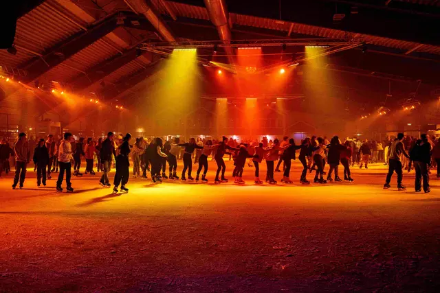 Ein letztes Mal in Harsefeld Schlittschuhe schnüren und zur Musik über das Eis gleiten | Foto: Martin Elsen