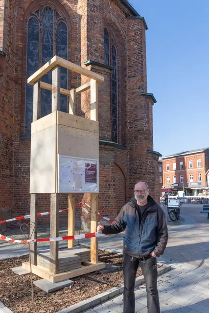 Um eine Vorstellung vom künftigen Standortort des Denkmals zu vermitteln, stellte Jan Jürgens ein Modell mit den Ausmaßen des Wahrzeichens auf | Foto: ks