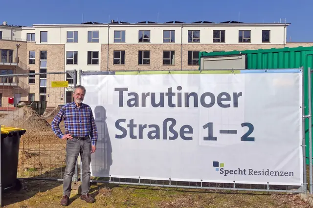 Armin Hinz neben dem Banner, an welcher Stelle wohl bald das offizielle Straßenschild stehen wird | Foto: Gisbert Vokrap