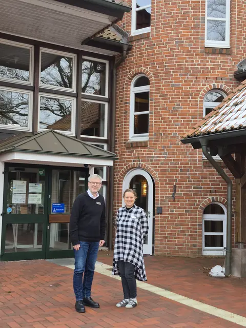Vor dem Hanstedter Rathaus: Samtgemeinde-Bürgermeister Olaf Muus und Energiemanagerin Dr. Maria Luz | Foto: Samtgemeinde Hanstedt