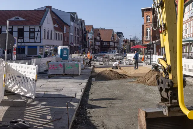 Aktuell laufen die Fahrbahnarbeiten in der Marktstraße zwischen der Einmündung zur Rathausstraße und der Schmiedestraße.  | Foto: ks