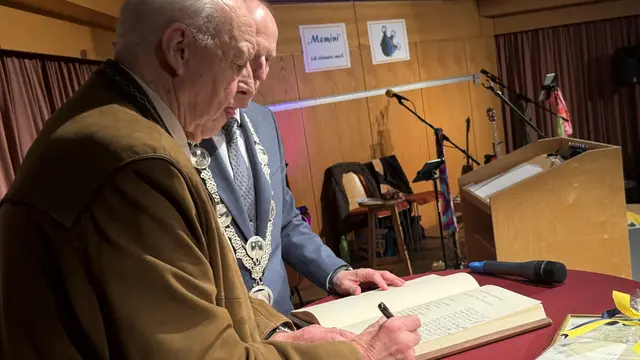 Ein besonderer Moment: die Eintragung in das Goldene Buch der Gemeinde | Foto: tml