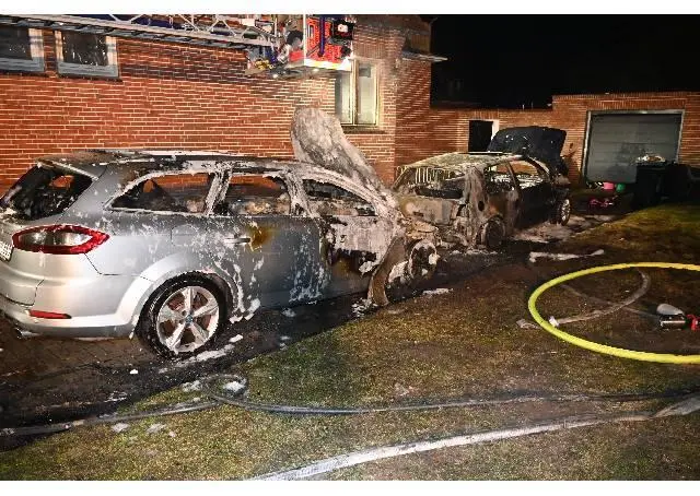Ein Ford Mondeo und ein VW Golf wurden bei dem Brand völlig zerstört | Foto: Polizei