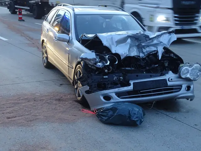 Der Mercedes wurde beim Zusammenstoß mit dem Sattelauflieger stark beschädigt | Foto: Pressestelle Feuerwehr Samtgemeinde Hanstedt