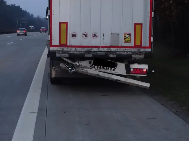 Der Lkw-Sattelauflieger nach dem Zusammenstoß mit dem Mercedes | Foto: Pressestelle Feuerwehr Samtgemeinde Hanstedt