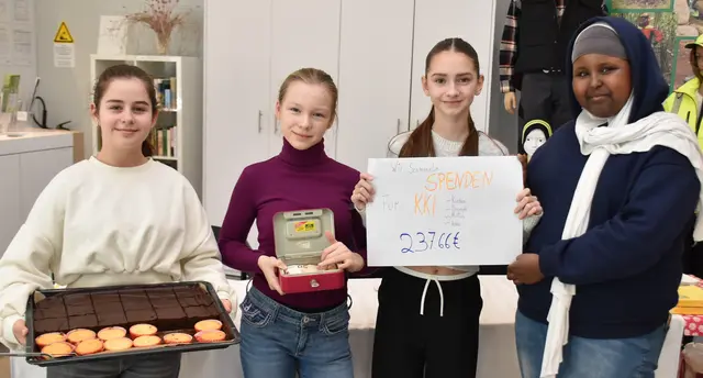 Kuchen für einen guten Zweck verkauften Tiara (v.li.), Tamina, Paulina und Ladu  | Foto: Axel-Holger Haase