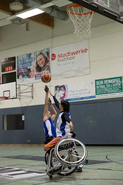 Beim Rollibasketball geht es richtig zur Sache | Foto: Arno Reglitzky
