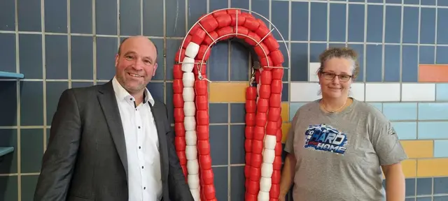 Björn Großmann von der Volkbank Kehdingen übergibt einen Schweck in Höhe von 1.100  Euro an Ivonne Meyer  | Foto: ig